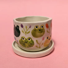 Load image into Gallery viewer, Frog Plant Pot With Saucer
